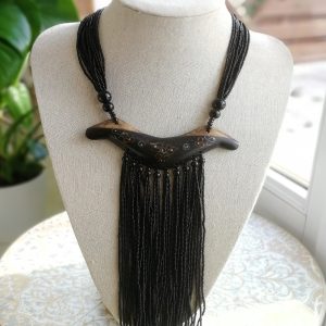 Collier en perles noires et bois d'ébène fait main