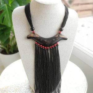 Collier en perles noires et rouges et bois d'ébène fait main